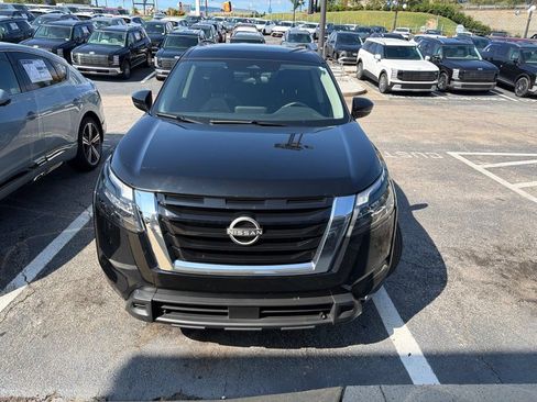 Used 2024 Nissan Pathfinder SV FWD image 1