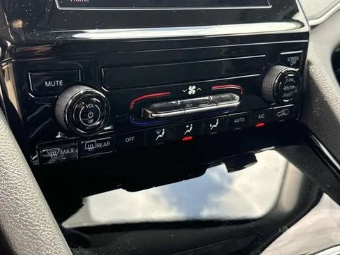 Used 2023 Jeep Grand Cherokee Laredo w/ Trailer Tow Prep Group (B) AWD/4WD image 38