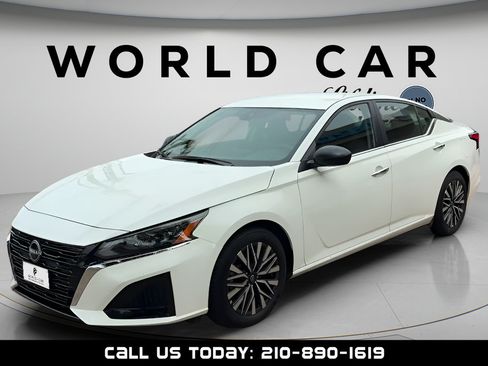 Used 2025 Nissan Altima 2.5 SV FWD image 3