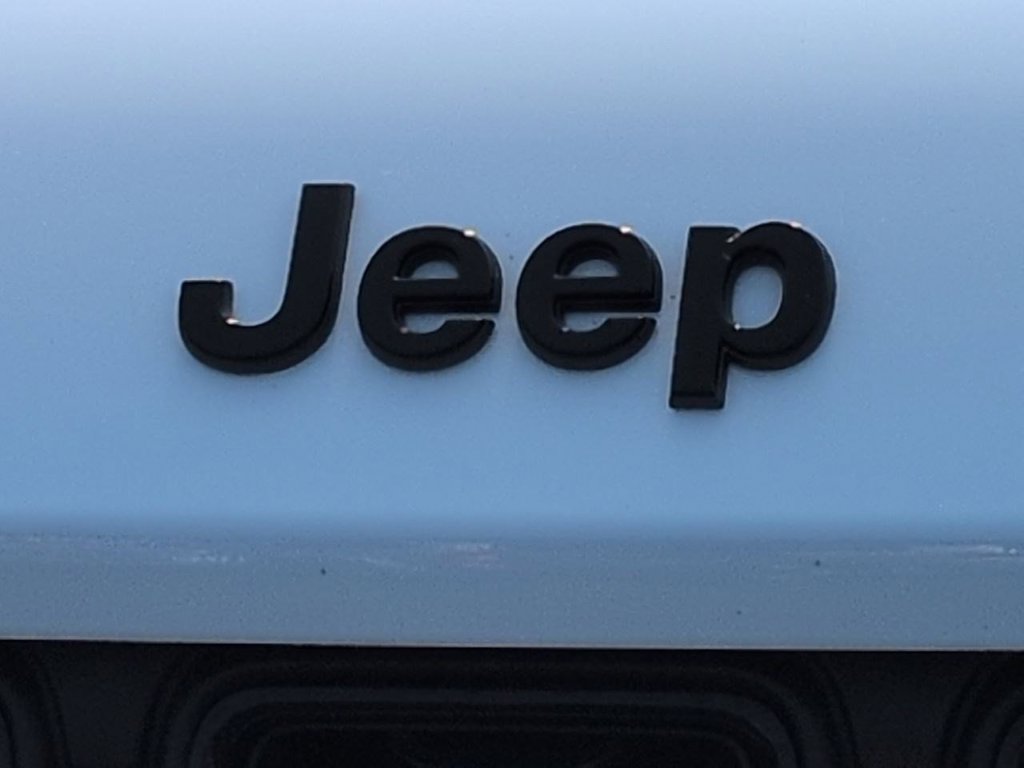 Used 2024 Jeep Grand Cherokee Altitude AWD/4WD image 24
