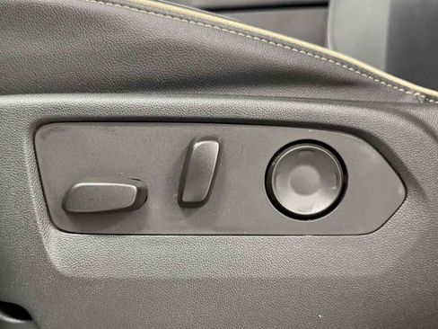 Used 2023 GMC Yukon XL SLT image 32