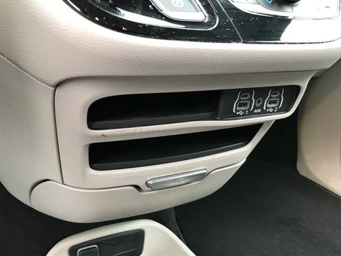 Used 2024 Chrysler Pacifica Touring-L image 8