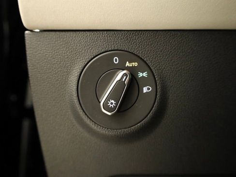 New 2026 Volkswagen Taos SE image 29