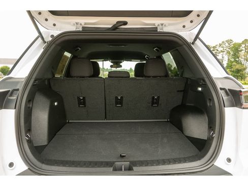 Used 2026 Chevrolet Equinox LT FWD image 13