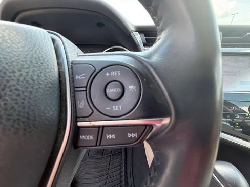 Used 2018 Toyota Camry XLE FWD image 16