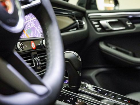 Certified 2025 Porsche Macan image 28