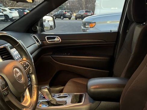 Used 2021 Jeep Grand Cherokee Laredo image 22