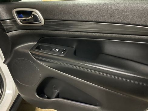 Used 2019 Jeep Grand Cherokee Laredo w/ Security & Convenience Group AWD/4WD image 20