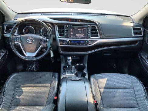 Used 2017 Toyota Highlander Plus FWD image 14