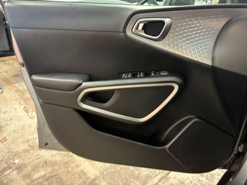Used 2025 Kia Soul LX w/ LX Technology Package image 18