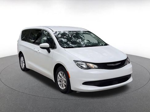 Used 2022 Chrysler Voyager LX FWD image 3