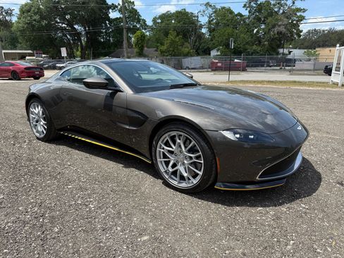 Used 2021 Aston Martin V8 Vantage Coupe image 4