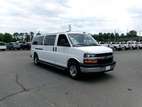 Used 2025 Chevrolet Express 3500 LT w/ LT Preferred Equipment Group RWD image 4