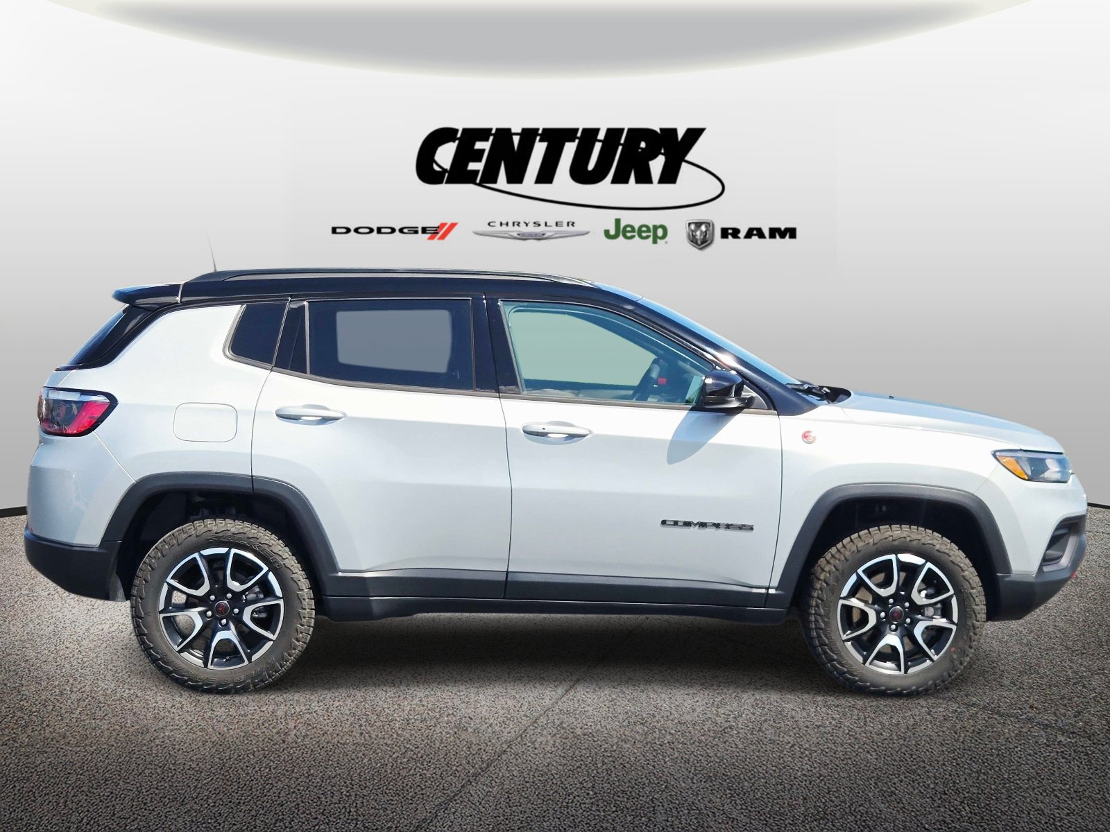 Used 2026 Jeep Compass Trailhawk w/ Sun, Sound & Navigation Group AWD/4WD image 2