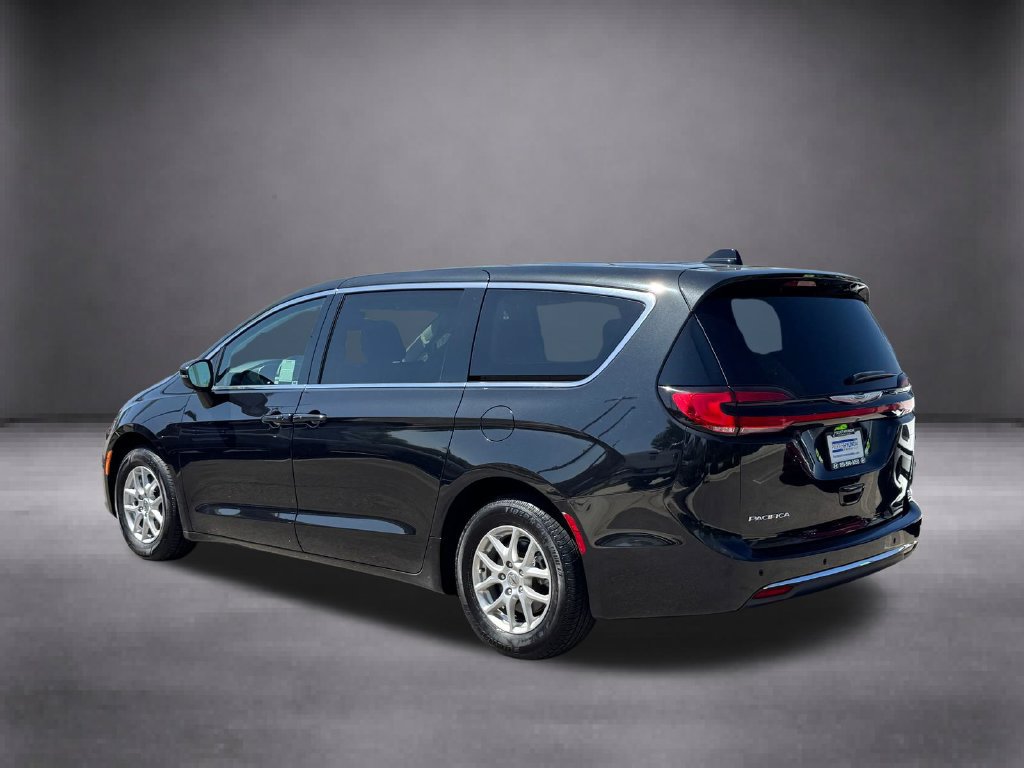 Used 2023 Chrysler Pacifica Touring-L FWD image 6