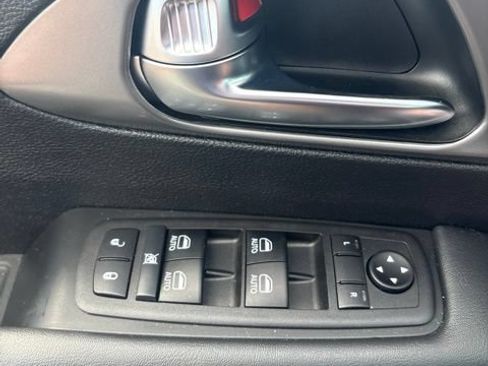 Used 2025 Chrysler Pacifica Select AWD/4WD image 41