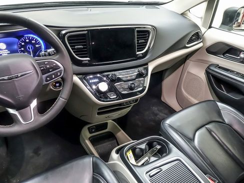 Used 2023 Chrysler Pacifica Touring-L image 14