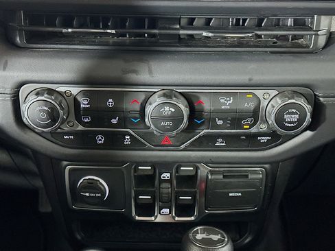 Used 2025 Jeep Wrangler Unlimited Sahara AWD/4WD image 22