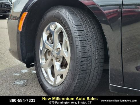 Used 2022 Chrysler Pacifica Limited image 30