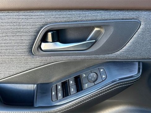 Used 2023 Nissan Rogue SV image 11