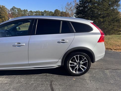 Used 2016 Volvo V60 T5 Cross Country w/ Convenience Package image 10