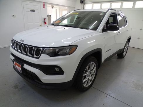 Used 2023 Jeep Compass Latitude AWD/4WD image 16