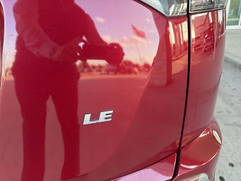 Used 2018 Toyota RAV4 LE FWD image 8