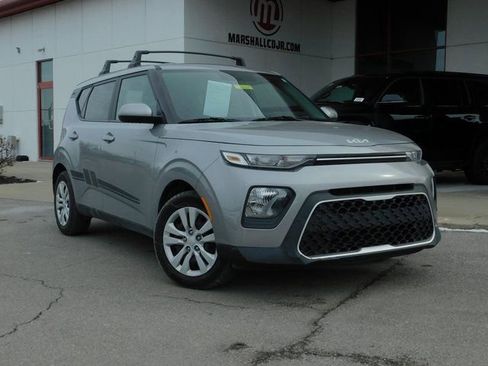 Used 2022 Kia Soul LX image 2