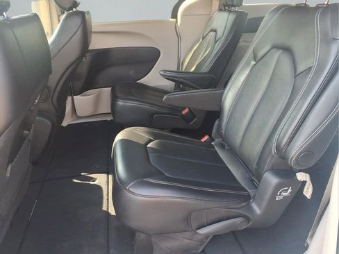 Used 2024 Chrysler Pacifica Touring-L image 25