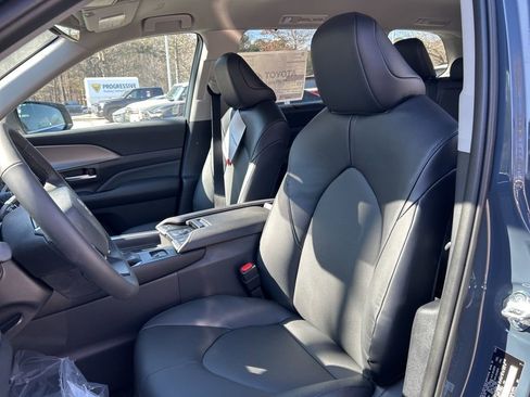New 2026 Toyota Grand Highlander XLE image 3