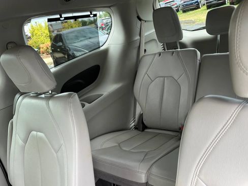 Used 2021 Chrysler Pacifica Touring-L FWD image 13