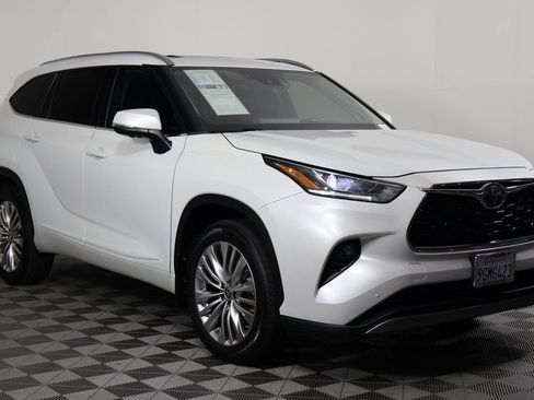 Used 2023 Toyota Highlander Platinum FWD image 3