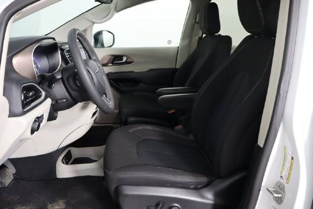 Used 2023 Chrysler Voyager LX FWD image 17