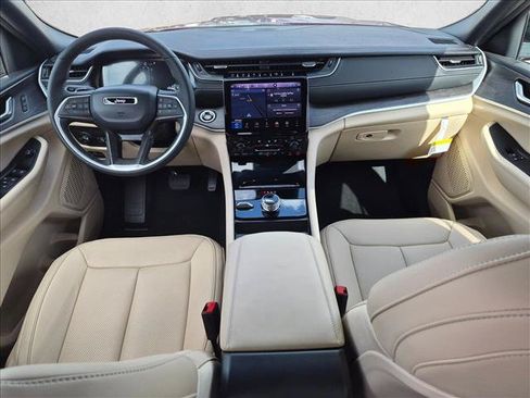 Used 2025 Jeep Grand Cherokee L Limited w/ Luxury Tech Group II AWD/4WD image 17