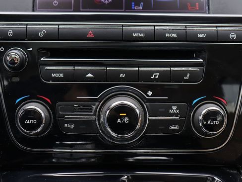 Used 2014 Jaguar XJ image 21