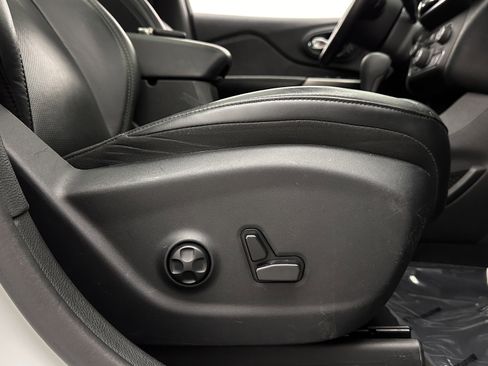 Used 2019 Jeep Cherokee Limited w/ Technology Group FWD image 39