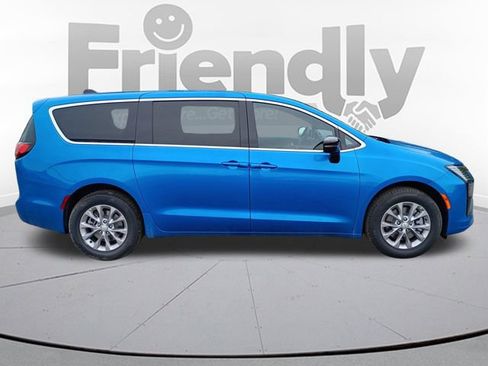 New 2027 Chrysler Pacifica Select w/ Family Tech Group AWD/4WD image 4