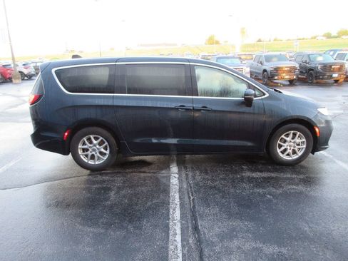 Used 2023 Chrysler Pacifica Touring-L FWD image 6