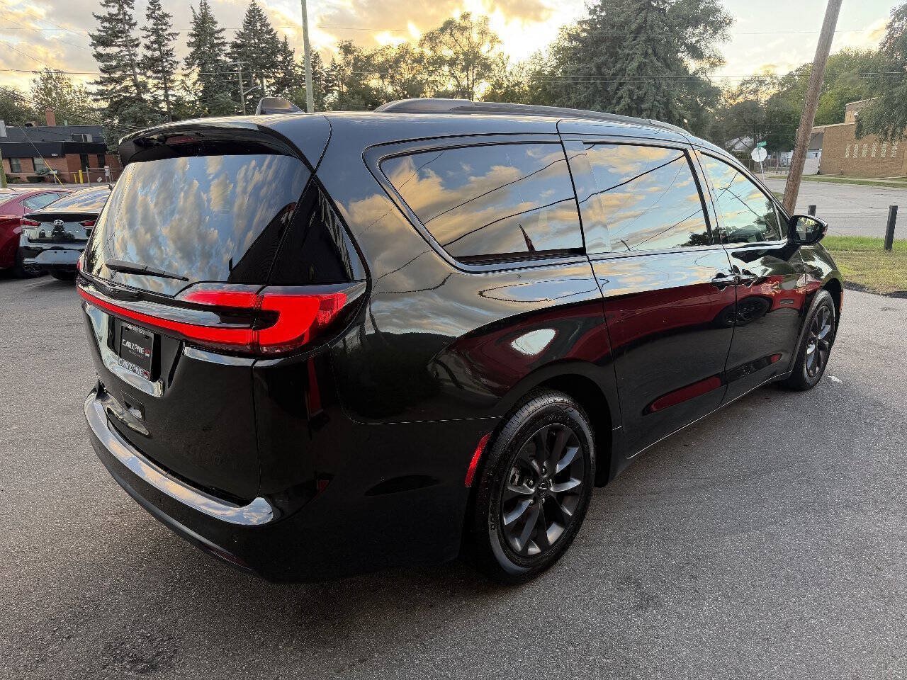 Used 2021 Chrysler Pacifica Touring-L w/ S Appearance Package FWD image 4