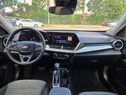 Used 2025 Chevrolet Trax LT w/ LT Convenience Package FWD image 24
