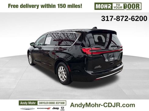 Used 2025 Chrysler Pacifica Select image 5