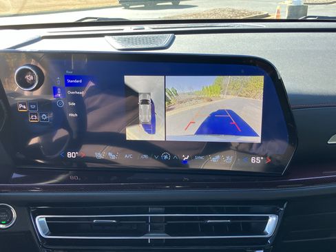 Used 2025 Chevrolet Traverse RS image 27