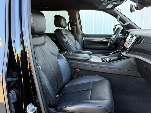 Used 2024 Jeep Wagoneer L Series II w/ Flexible Seating Group RWD image 29