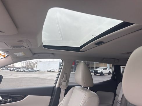 Used 2022 Nissan Rogue Sport SL image 16