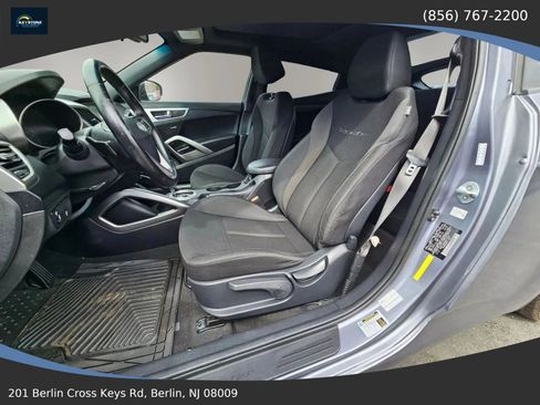 Used 2017 Hyundai Veloster Value Edition FWD image 8