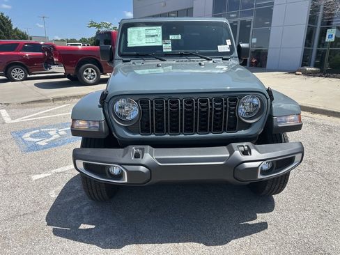 New 2025 Jeep Gladiator Sport image 9