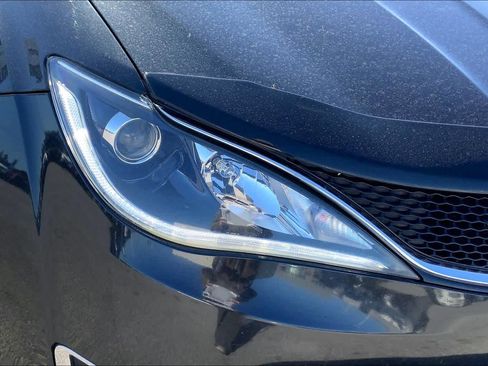 Used 2017 Chrysler Pacifica Limited image 28