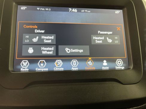 Used 2020 Jeep Renegade Latitude w/ Cold Weather Group FWD image 21
