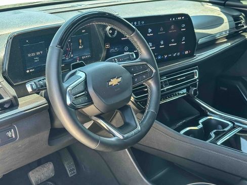 Used 2025 Chevrolet Traverse High Country FWD image 12