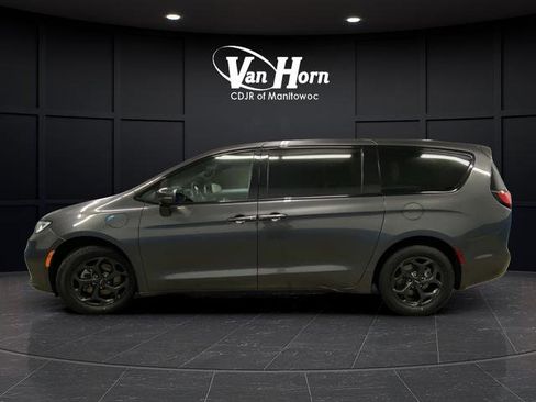 Used 2022 Chrysler Pacifica Touring-L w/ S Appearance Package image 11